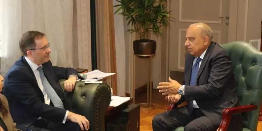 وزير
      الكهرباء
      والطاقة
      المتجددة
      يستقبل
      سفير
      بريطانيا
      بالقاهرة
      لبحث
      تعزيز
      الشراكة