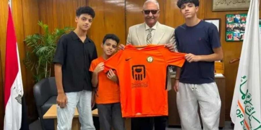 أبناء
      محمد
      صبري
      يبدأون
      مشوارهم
      الكروي
      مع
      البنك
      الأهلي..
      وانضمام
      الثلاثي
      لقطاع
      الناشئين
