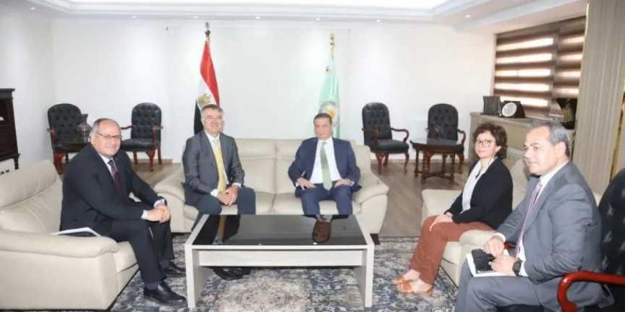 وزير
      الزراعة
      يستقبل
      مدير
      معهد
      quot;سيام
      باريquot;
      الإيطالي
      لبحث
      تطوير
      نظم
      الزراعة
      الذكية
      ودعم
      صغار
      المزارعين
