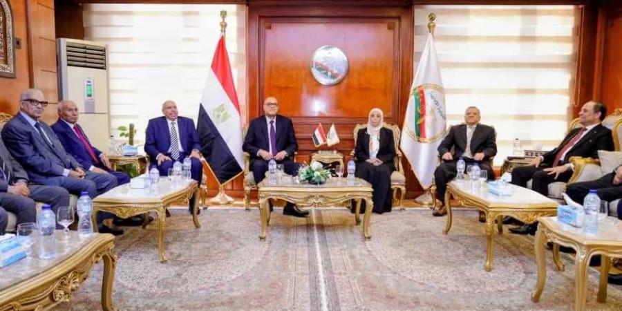 رئيس
      هيئة
      قضايا
      الدولة
      يهنئ
      رئيسة
      النيابة
      الإدارية
      بتوليها
      منصبها
      ويؤكد:
      تعاون
      الهيئات
      القضائية
      يدعم
      العدالة
      وسيادة
      القانون