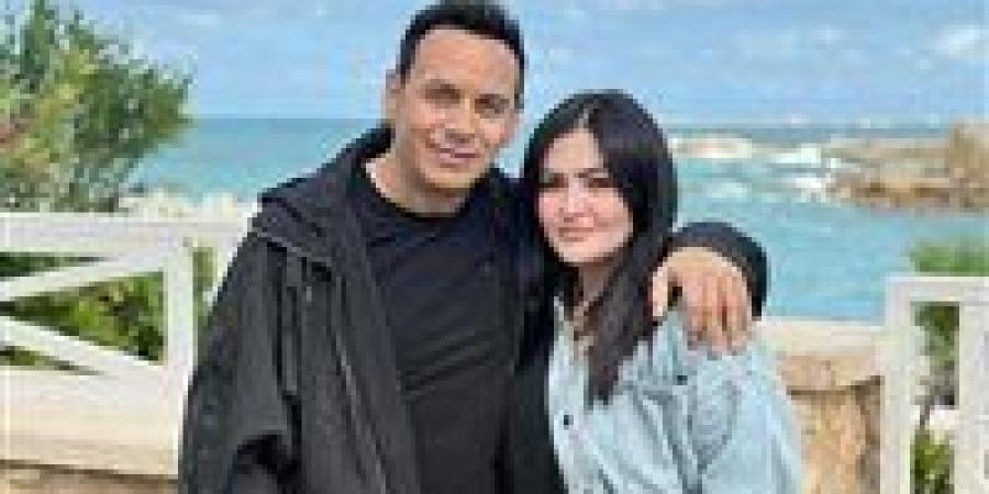 بالبلدي: مصطفى
      قمر
      يكشف
      سر
      ظهور
      زوجته
      لأول
      مرة
      في
      أحد
      أعماله..
      وهذه
      كواليس
      فيديو
      كليب
      "مش
      هشوفك"