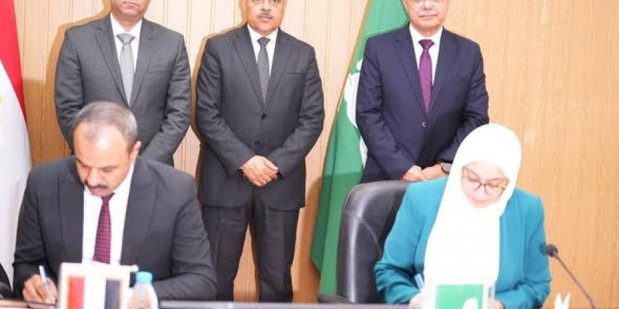 بالبلدي: وزير
      العمل
      ومحافظ
      الشرقية
      يشهدان
      تسليم
      عقود
      عمل
      لذوي
      الهمم
      وتوقيع
      بروتوكول
      تعاون
      مع
      جامعة
      الزقازيق