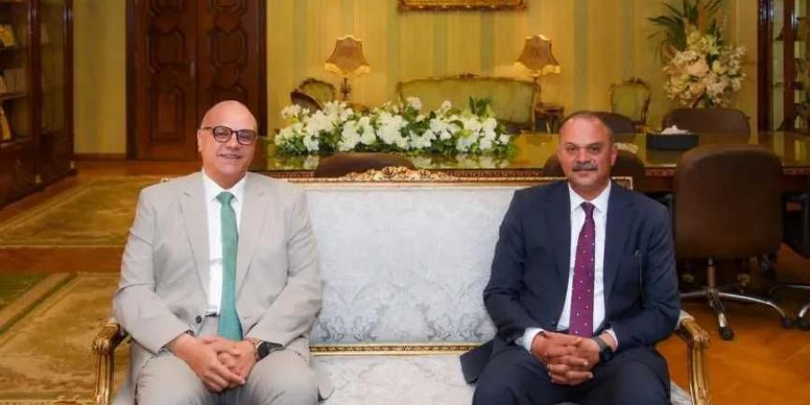 محافظ
      الإسكندرية
      يزور
      مدير
      الأمن
      لتقديم
      التهنئة
      بتوليه
      مهام
      منصبه
      الجديد