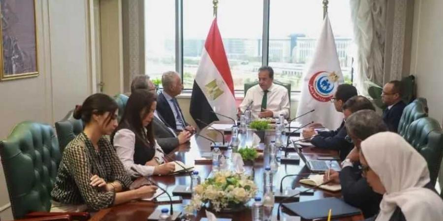 وزير
      الصحة
      يعقد
      اجتماعاً
      مع
      شركتي
      «تكنويڤ»
      و«ميدبوت»
      لتفعيل
      تقنية
      الروبوت
      الجراحي
      في
      مصر
