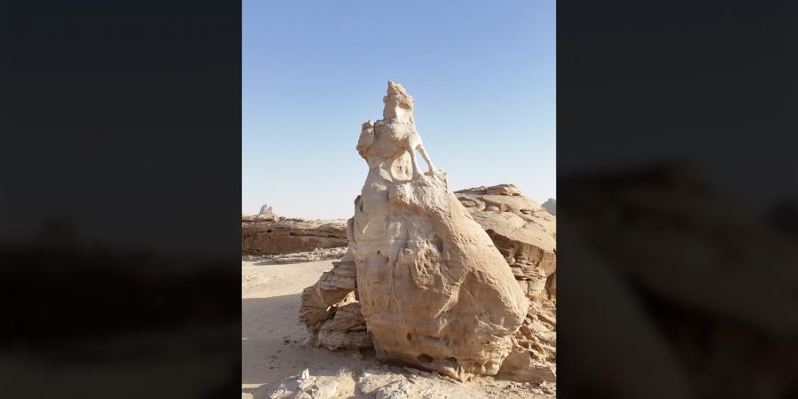 belbalady عروس تمسك بثوبها وسط الرمال.. الطبيعة تنحت امرأة من الصخر بالسعودية