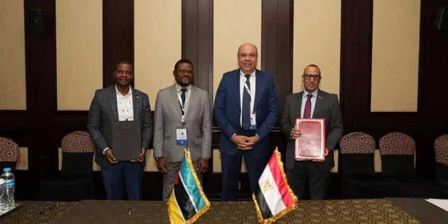 وزير
      الطيران
      المدني
      يشهد
      توقيع
      مذكرة
      تفاهم
      بين
      مصر
      وموزمبيق
      لتعزيز
      التعاون
      الفني