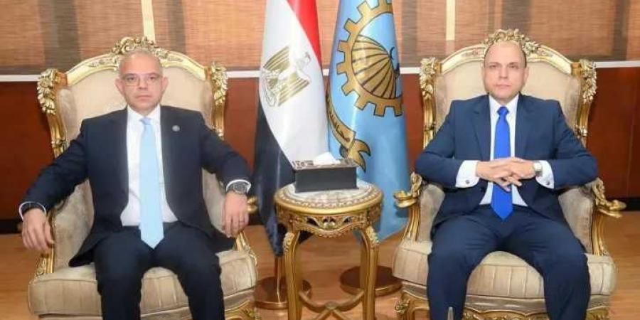 محافظ
      الغربية
      يستقبل
      وزير
      الاستثمار
      في
      مستهل
      زيارته
      لإطلاق
      مبادرة
      «مصر
      تنطلق
      بالتصدير»