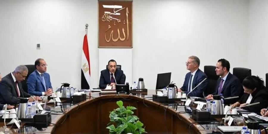 رئيس
      الوزراء
      يتابع
      جهود
      زيادة
      المخزون
      الاستراتيجي
      من
      المنتجات
      البترولية
