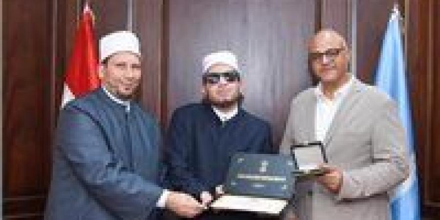 بالبلدي : محافظ
      الإسكندرية
      يكرم
      أوائل
      الثانوية
      الأزهرية..
      ويؤكد:
      تفوقهم
      يعكس
      ريادة
      الأزهر
      في
      بناء
      العقول