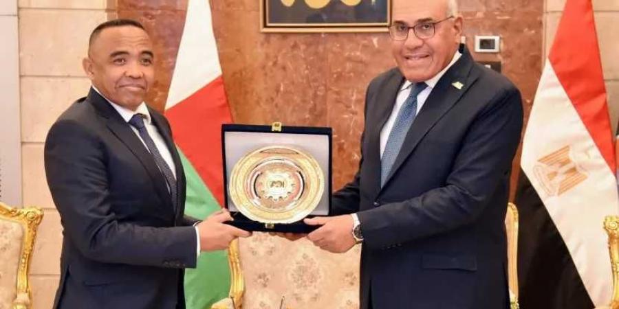 رئيس
      جمهورية
      مدغشقر
      الشقيقة
      يزور
      الهيئة
      العربية
      للتصنيع
      ويشيد
      بالقدرات
      التصنيعية
      المتطورة