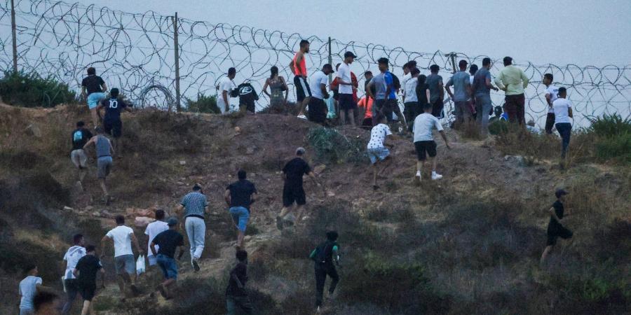 بالبلدي: أزمة المهاجرين تشعل توترًا دبلوماسيًا بين إسبانيا وإيطاليا.. ما علاقة المغرب؟