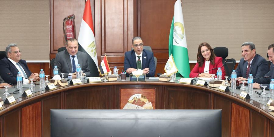 بالبلدي : محافظ
      الجيزة
      ورئيس
      مجلس
      إدارة
      صندوق
      التنمية
      الحضرية
      يبحثان
      استكمال
      إجراءات
      إعادة
      تخطيط
      منطقة
      الكيت
      كات