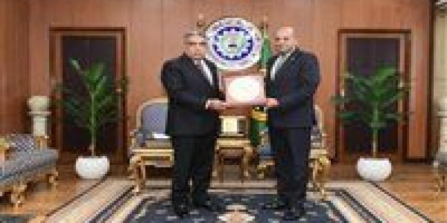 بالبلدي : محافظ
      الدقهلية
      يكرم
      وكيل
      وزارة
      التربية
      والتعليم
      بعد
      قرار
      تعيينه
      في
      مطروح