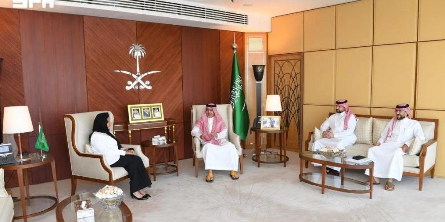 بالبلدي : سفير
      المملكة
      لدى
      مصر
      يلتقي
      المديرة
      التنفيذية
      لمنظمة
      تنمية
      المرأة
      التابعة
      لمنظمة
      التعاون
      الإسلامي 