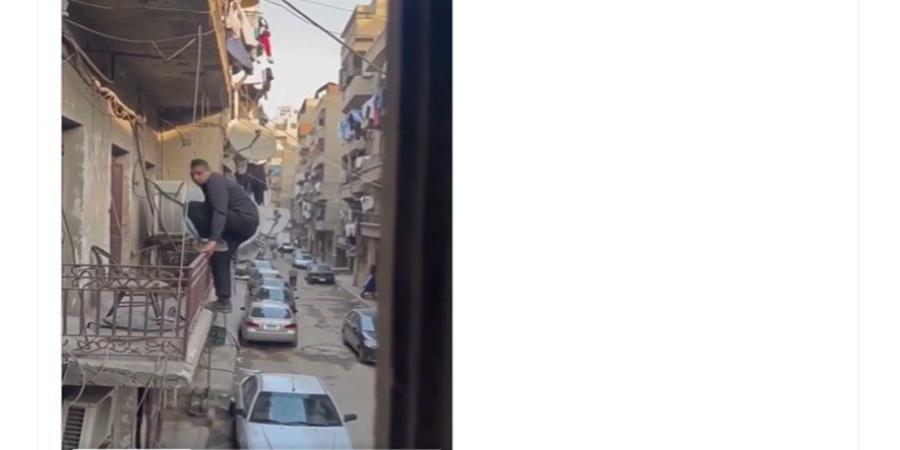 بالبلدي: "حضرتك حرامي؟".. ما قصة فيديو اكتشاف فتاة لصًا على شرفة منزل في مصر؟