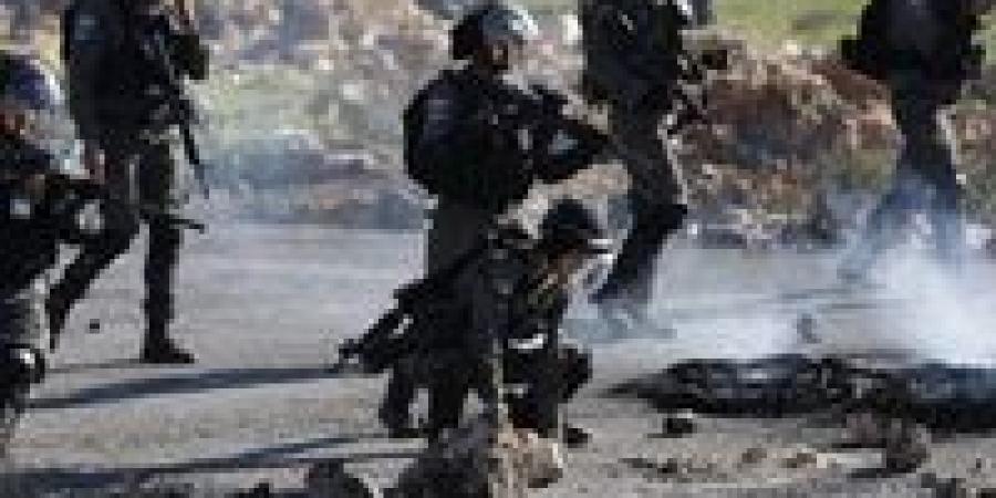 بالبلدي: قوات
      الاحتلال
      تداهم
      منازل
      فلسطينيين
      في
      قرى
      شمال
      غرب
      رام
      الله