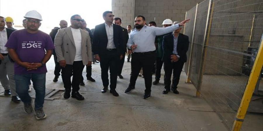 بالبلدي : وزير
      الصناعة
      يتفقد
      «e2
      العلمين»..
      مجموعة
      IDG
      تضخ
      45
      مليار
      جنيه
      لدعم
      التصنيع
      والتوسع
      في
      المجمعات
      الصناعية