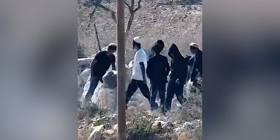 بالبلدي: مستوطنون إسرائيليون يحاصرون منازل فلسطينية.. شاهد ما رصده مراسلنا