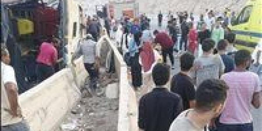 بالبلدي : إصابة
      6
      أشخاص
      في
      انقلاب
      ميكروباص
      بالمنيا