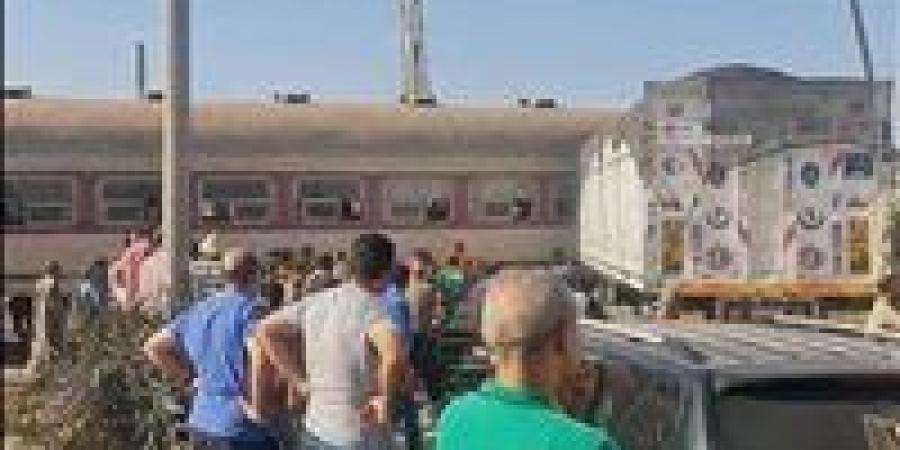 بالبلدي: بتر
      ساقي
      شخص
      أسفل
      عجلة
      قطار
      بالقرب
      من
      محطة
      «الدير»
      بالأقصر