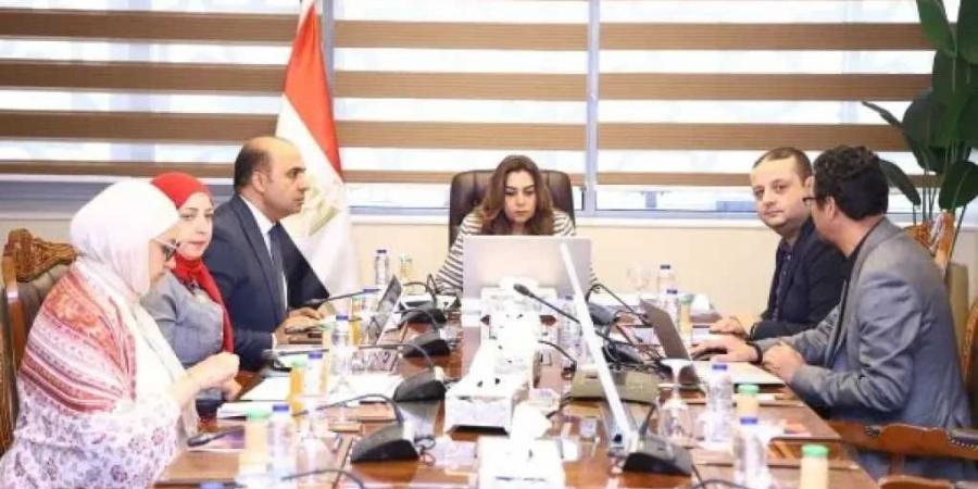 وزيرة
      البيئة
      تتابع
      تطبيق
      المسؤولية
      الممتدة
      للمنتج
      وإدارة
      المخلفات
      إلكترونيًا