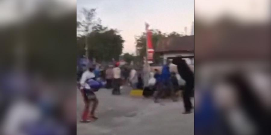 بالبلدي: مقاطع فيديو تُظهر انهيار مبانٍ وفرار السكان عقب زلزال مميت في إندونيسيا